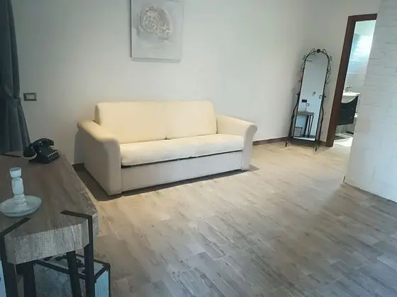 Dört Kişilik Oda, Bahçeli