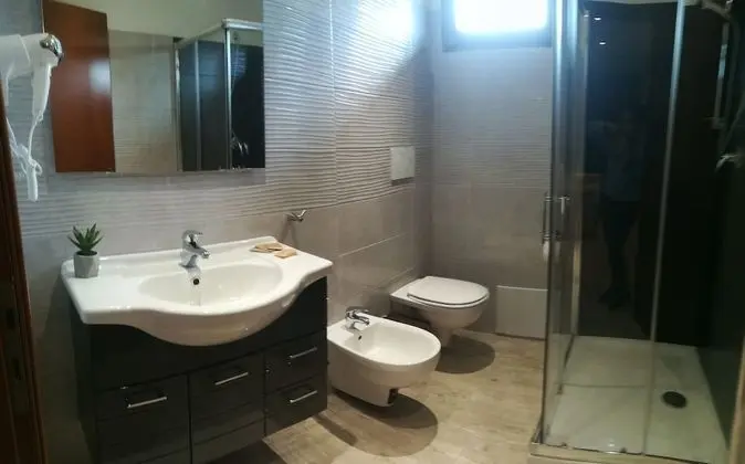 Dört Kişilik Oda, Bahçeli