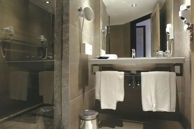 Tek Büyük Yataklı Oda, Balkon, Kısmi Deniz Manzaralı