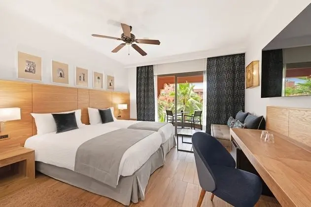 Tek Büyük Yataklı Oda, Balkon, Havuz Manzaralı