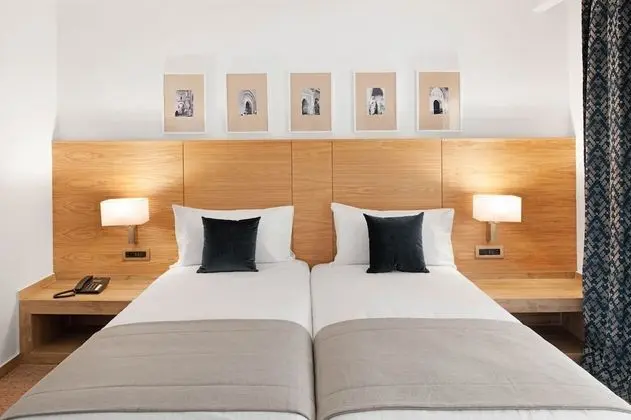 Tek Büyük Yataklı Oda, Balkon, Havuz Manzaralı