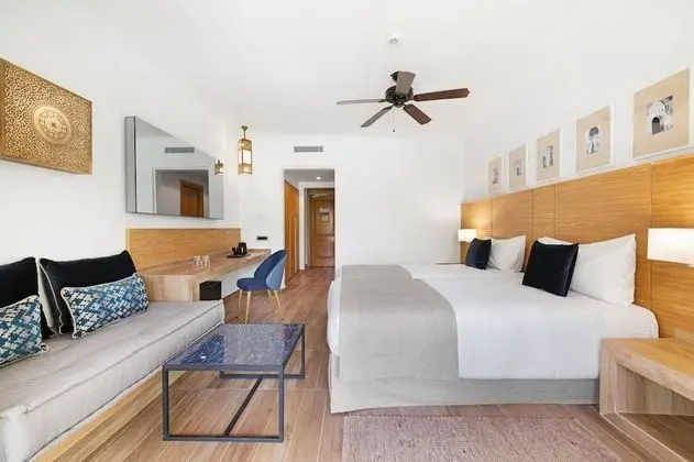 Tek Büyük Yataklı Oda, Balkon, Havuz Manzaralı