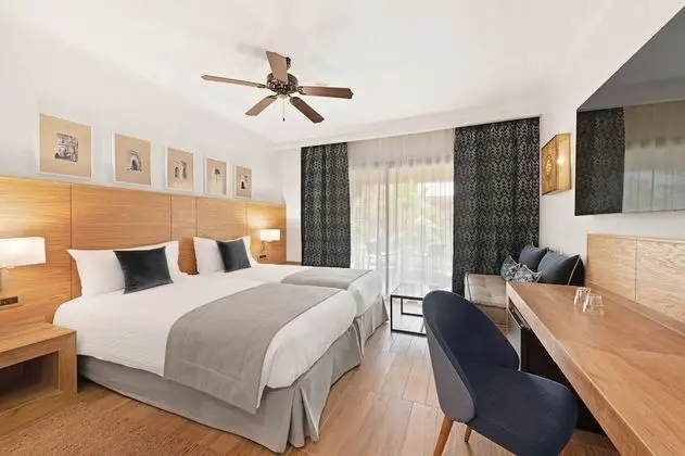 Tek Büyük Yataklı Oda, Balkon, Havuz Manzaralı