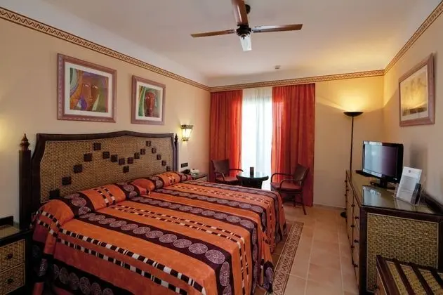 Tek Büyük Yataklı Oda, Balkon, Kısmi Deniz Manzaralı (Family Area)