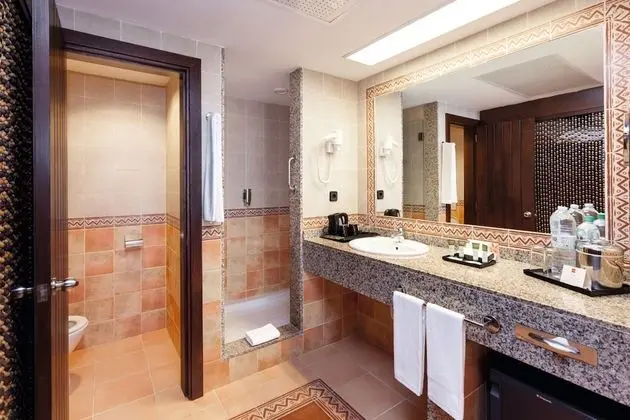 Tek Büyük Yataklı Oda, Balkon, Kısmi Deniz Manzaralı (Family Area)