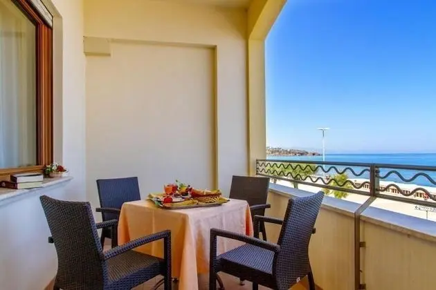 Üç Kişilik Oda, Deniz Manzaralı