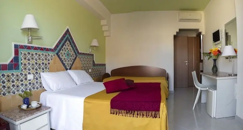 Tek Büyük Yataklı Oda, Balkon, Kısmi Deniz Manzaralı