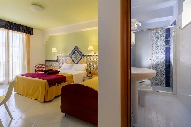 Tek Büyük Yataklı Oda, Balkon, Kısmi Deniz Manzaralı