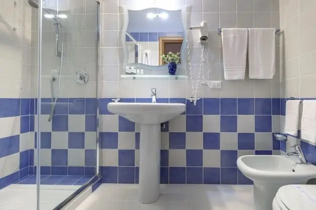 Tek Büyük Yataklı Oda, Balkon, Kısmi Deniz Manzaralı