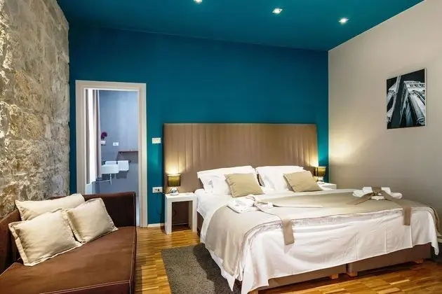 Premium Tek Büyük veya İki Ayrı Yataklı Oda, Balkon, Kısmi Deniz Manzaralı