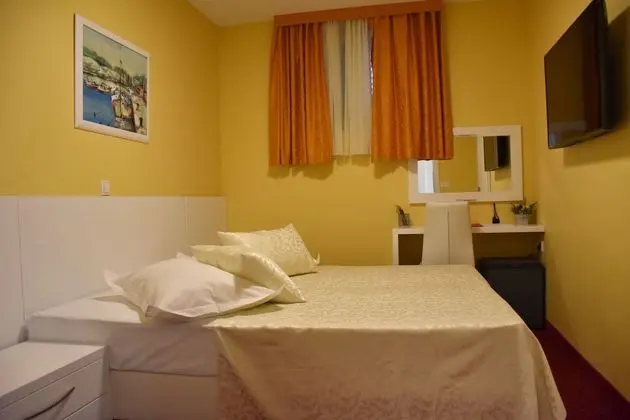 Tek Büyük Yataklı Oda, Zemin Kat