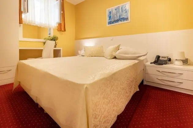 Tek Büyük Yataklı Oda, Zemin Kat