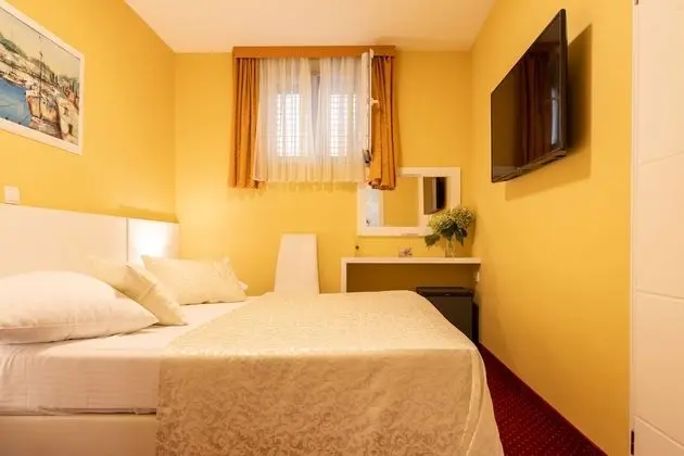 Tek Büyük Yataklı Oda, Zemin Kat