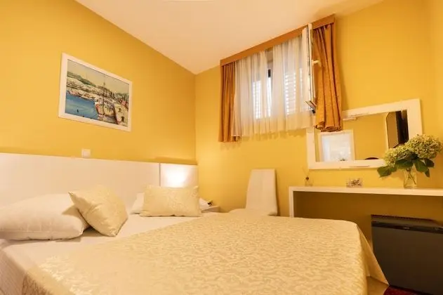 Tek Büyük Yataklı Oda, Zemin Kat