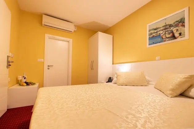 Tek Büyük Yataklı Oda, Zemin Kat