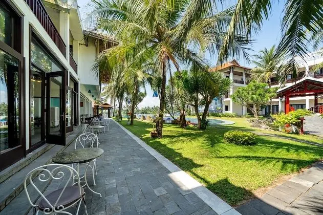 Deluxe Üç Kişilik Oda, Bahçe Manzaralı