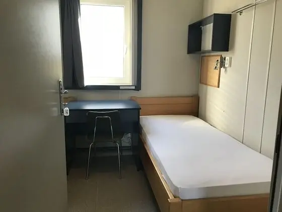 İki Ayrı Yataklı Oda, Ortak Banyo
