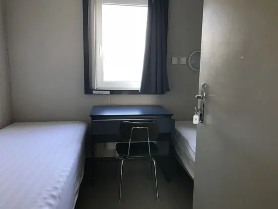 İki Ayrı Yataklı Oda, Ortak Banyo