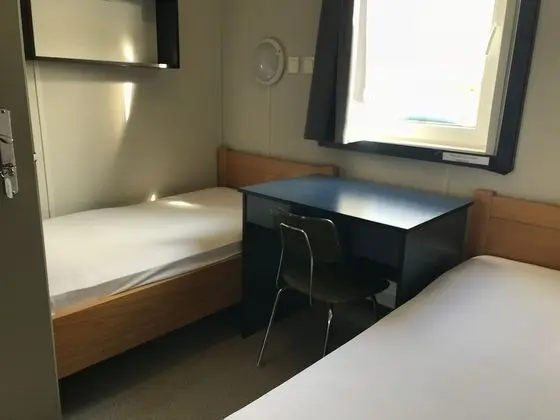 İki Ayrı Yataklı Oda, Ortak Banyo