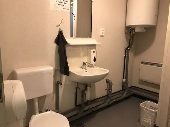 İki Ayrı Yataklı Oda, Ortak Banyo