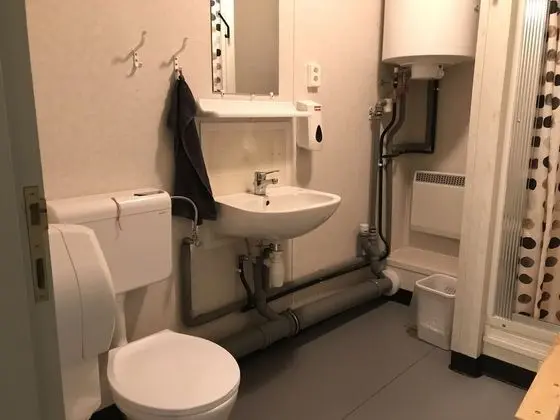 İki Ayrı Yataklı Oda, Ortak Banyo