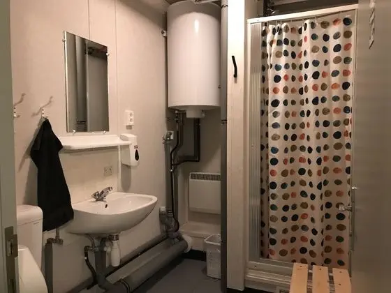İki Ayrı Yataklı Oda, Ortak Banyo