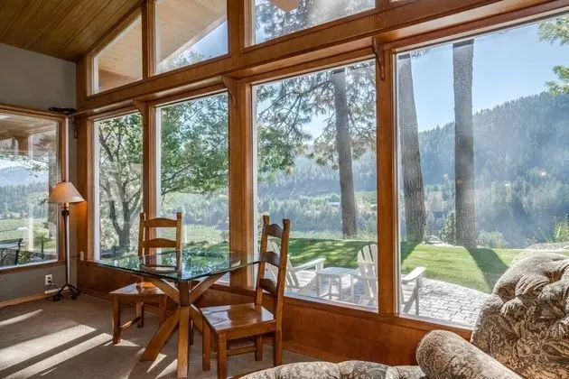 Kulübe, Birden Çok Yatak (River Heights Home)