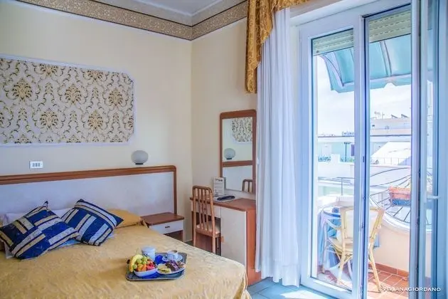 Deluxe Tek Büyük Yataklı Oda, 1 Çift Kişilik Yatak, Balkon, Kısmi Deniz Manzaralı