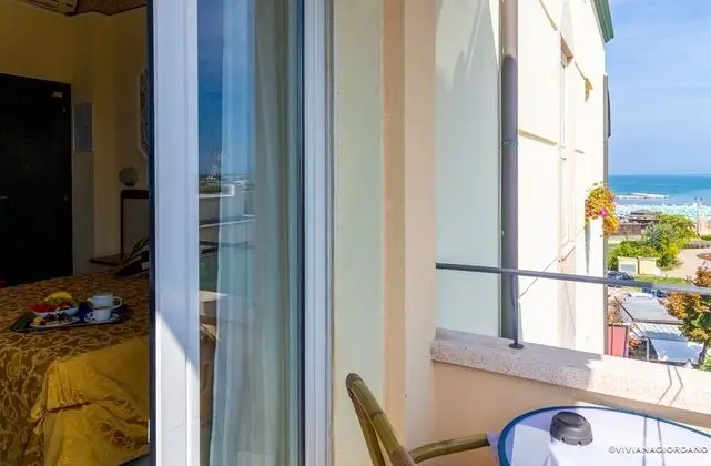 Deluxe Tek Büyük Yataklı Oda, 1 Çift Kişilik Yatak, Balkon, Kısmi Deniz Manzaralı