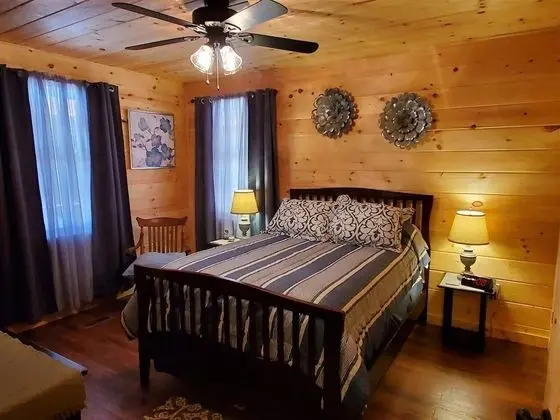 Ev (River_Rock_Cabin)