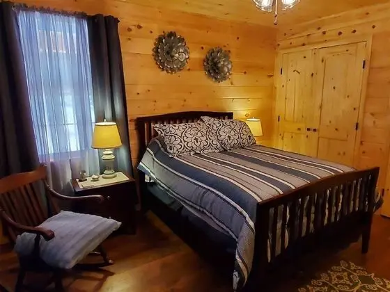 Ev (River_Rock_Cabin)
