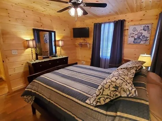 Ev (River_Rock_Cabin)
