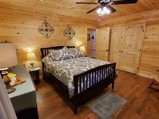 Ev (River_Rock_Cabin)