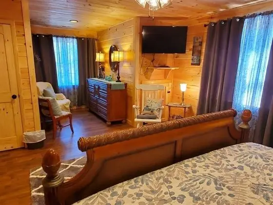 Ev (River_Rock_Cabin)