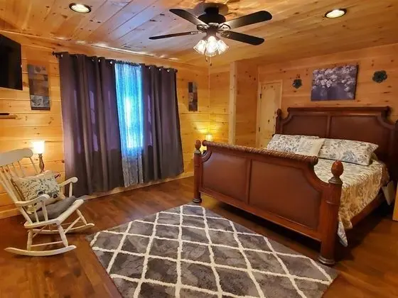 Ev (River_Rock_Cabin)