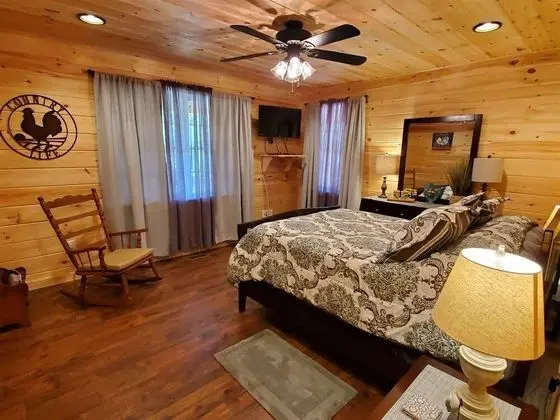 Ev (River_Rock_Cabin)