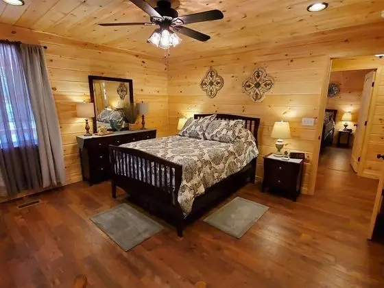 Ev (River_Rock_Cabin)