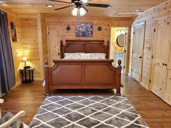 Ev (River_Rock_Cabin)