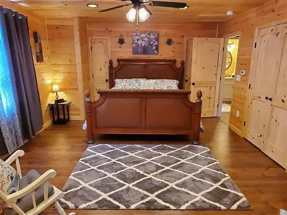 Ev (River_Rock_Cabin)