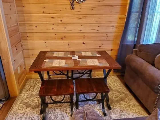 Ev (River_Rock_Cabin)
