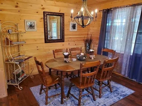 Ev (River_Rock_Cabin)