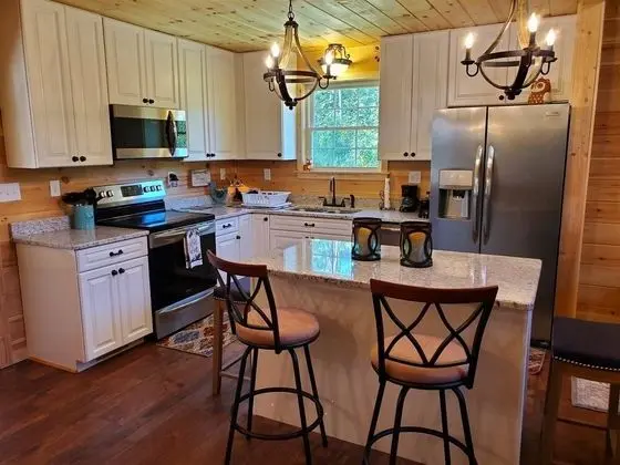 Ev (River_Rock_Cabin)