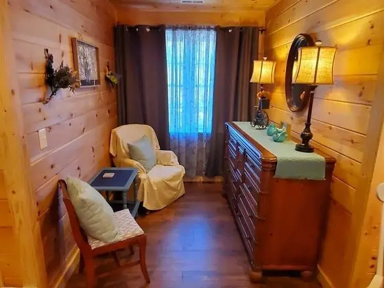 Ev (River_Rock_Cabin)