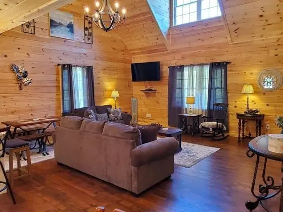 Ev (River_Rock_Cabin)