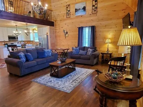 Ev (River_Rock_Cabin)