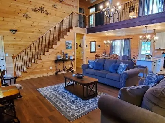 Ev (River_Rock_Cabin)