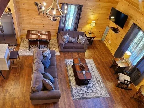 Ev (River_Rock_Cabin)