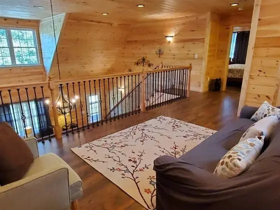Ev (River_Rock_Cabin)