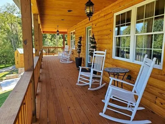 Ev (River_Rock_Cabin)