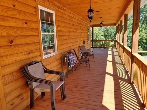 Ev (River_Rock_Cabin)